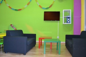Sala con Sofas, TV y Karaoke | www.migranfiesta.es